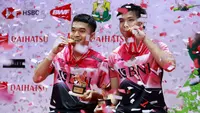 Laga pamungkas Indonesia Masters 2023 di Istora Gelora Bung Karno, Senayan, Jakarta, Minggu (29/1/2023) malam WIB yang mempertandingkan ganda putra Indonesia menghadapi lawannya asal China, He Ji Ting/Zhou Hao Dong akhirnya sukses dimenangi The Babies, julukan Leo/Daniel dengan dua game langsung 21-17, 21-16. Dengan hasil ini Indonesia yang sebelumnya telah mendapat gelar dari Jonatan Christie di sektor tunggal putra, bersanding dengan China yang sama-sama mengoleksi dua gelar pada Indonesia Masters 2023. (Bola.com/M Iqbal Ichsan)