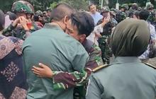 ⁠Ibunya Letkol TNI AD 2 Putrinya Calon Perwira TNI & Polri, Kedekatan Sang Anak dengan 'Cinta Pertama' Jadi Perhatian