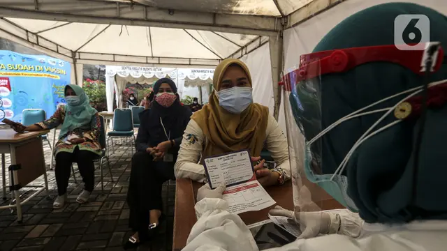 FOTO: Tenaga Kesehatan Jalani Vaksinasi COVID-19 Tahap Kedua di Puskesmas Palmerah