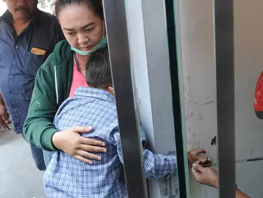 Petugas Damkar dari Pos Pesanggrahan berusaha menyelamatkan tangan murid TK, Fathur yang terjepit kaca pintu ATM Bank BNI di Jalan M. Saidi, pesanggrahan, Jakarta Selatan, Senin (5/8/2019). Fathur terjepit pintu saat ibunya mengambil uang di ATM tersebut. (merdeka.com/Arie Basuki)