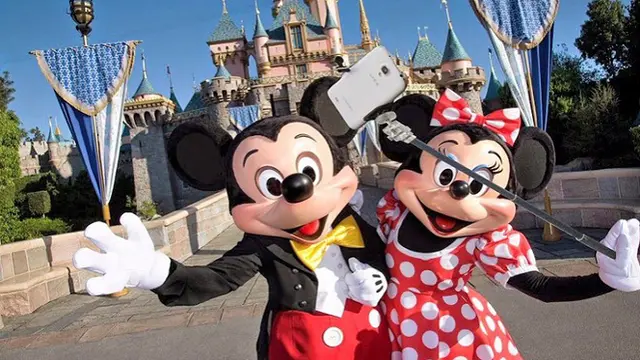 Disneyland Larang Pengunjung Gunakan Tongsis