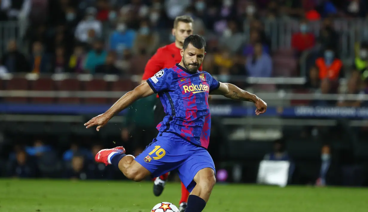 Penyerang Barcelona, Sergio Aguero menembak bola saat bertanding melawan Dinamo Kyiv pada pertandingan lanjutan Grup E Liga Champions di di stadion Camp Nou di Barcelona, Spanyol, Rabu (20/10/2021). Barcelona kini berada di peringkat ketiga klasemen dengan tiga poin. (AP Photo/Joan Monfort)