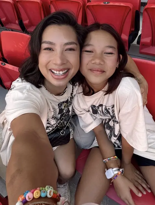 Kiyomi dan Jennifer Bachdim kompak kenakan t-shirt merchandise Taylor Swift yang dipadukan dengan celana pendek hitam. Paduan aksesori bertumbut optimalkan gaya. [Foto: instagram/ Kiyomi Bachdim]