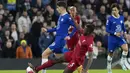 Pemain Chelsea, Kai Havertz, berusaha melewati pemain Liverpool pada laga Liga Inggris di Stadion Stamford Bridge, Rabu (5/4/2023). Dengan hasil ini, Liverpool tertahan di peringkat ke-8 dengan 43 poin. Chelsea masih berada di peringkat ke-11 dengan 39 poin. (AP Photo/Frank Augstein)