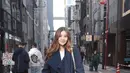 Ia memadukan t-shirt putih dengan long coat navy dan loose pants hitam. Penampilan Aaliyah yang tanpa makeup itu dilengkapi dengan loafers hitam dan tas Chanel 22 [@aaliyah.massaid]