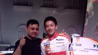Fans Rio Haryanto, Catur Sunaryo, melontarkan ide crowdfunding  demi membantu sang pebalap idolanya tampil di ajang F1. 
