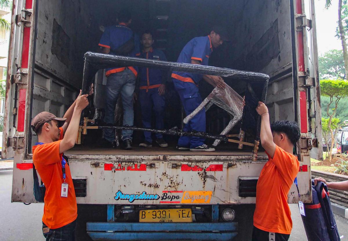 FOTO: Kemensetneg Relokasi Aset Eks Hotel Sultan ke Gudang di Cikarang