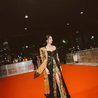 Anya Geraldine melenggang di karpet merah FFI 2022 dengan kebaya hitam [@anyageraldine]