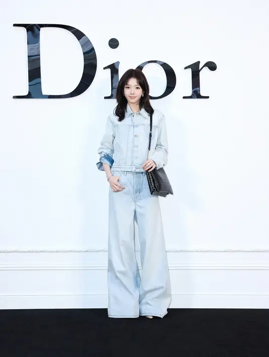 Roh Jeong-eui tampil boyish dengan setelan monokrom bernuansa denim. Ia padukan denim jacket dan flare jeans dengan Dior Trianon Bag [Dior]