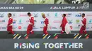 Atlet polo air putra Indonesia berjalan di atas podium saat seremoni pemberian medali pada cabang polo air putra SEA Games 2017 di National Aquatic Centre, Kuala Lumpur, Minggu (20/8). Indonesia menang 12-5 atas Filipina. (Liputan6.com/Faizal Fanani)