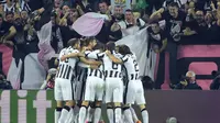 Pemain Juventus merayakan gol Tevez (MARCO BERTORELLO / AFP)