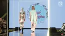 Model membawakan karya dari Hijab Sabine saat Jakarta Modest Fashion Week di Gandaria City, Jakarta, Minggu (29/7). (Liputan6.com/Herman Zakharia)