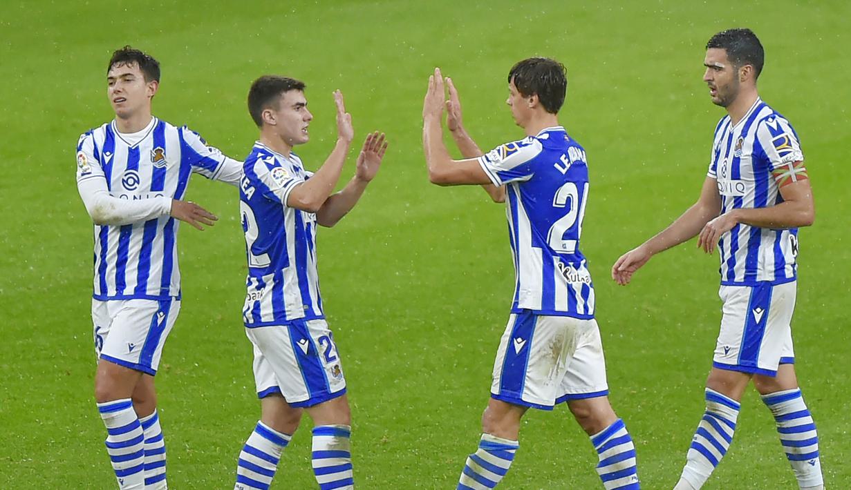 Para pemain Real Sociedad merayakan kemenangan atas Athletic Bilbao pada laga liga Spanyol di Stadion San Mames, Kamis (31/12/2020). Real Sociedad menang dengan skor 1-0. (AFP/Ander Gillenea)