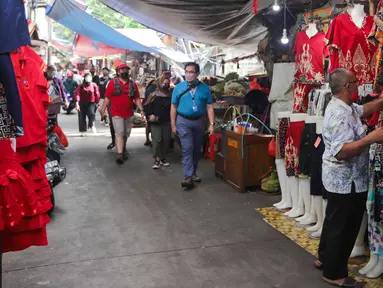 Peserta mengikuti Tur Pecinan Jakarta di Vihara Toasebio, Glodok, Jakarta, Minggu (6/2/2022). Program ini mengambil rute Candra Naya, Klenteng Jin Deyuan, Gereja Santa Maria De Fatima, Vihara Toasebio, Petak Sembilan, Gang Gloria, Toko Obat Tay Seng Ho, dan Petak Enam. (Liputan6.com/Herman Zakharia)