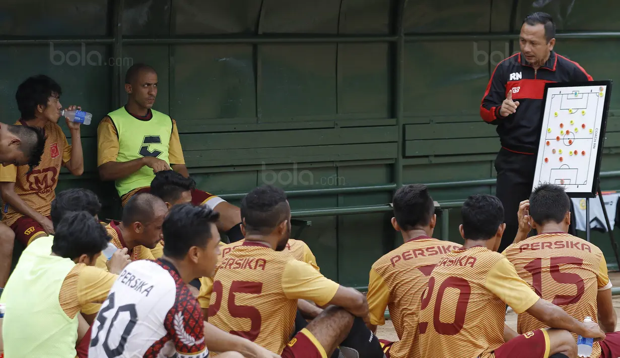 Pelatih Persika Karawang, Ricky Nelson, memberikan arahan kepada anak asuhnya saat melawan Persija pada laga uji coba di Stadion Soemantri Brodjonegoro, Kuningan, Jakarta, Sabtu (30/12/2017). Persija menang 3-1 atas Persika. (Bola.com/M Iqbal Ichsan)