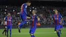 Para pemain Barcelona merayakan gol yang dicetak Neymar ke gawang Athletic Bilbao. Pada awal babak kedua melalui penalti yang dicetak Neymar, Barca berhasil unggul 2-0. (AFP/Lluis Gene)