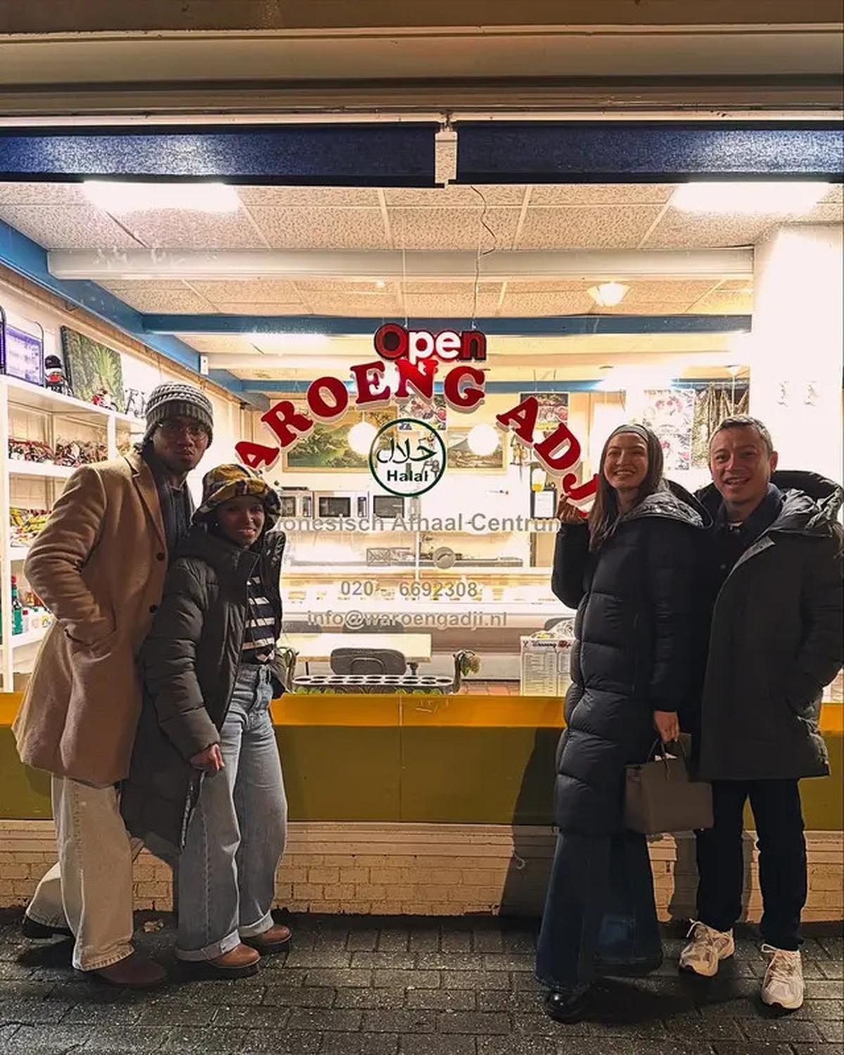 Anti Membosankan, Raline Shah Tampil Modis dengan Outfit Monokrom Saat Liburan di Amsterdam