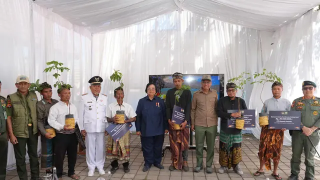 Sandiaga Uno Kibarkan Bendera di Bawah Laut Pulau Pramuka, MenLHK Pimpin Upacara HUT ke-79 RI di Gunung Rinjani