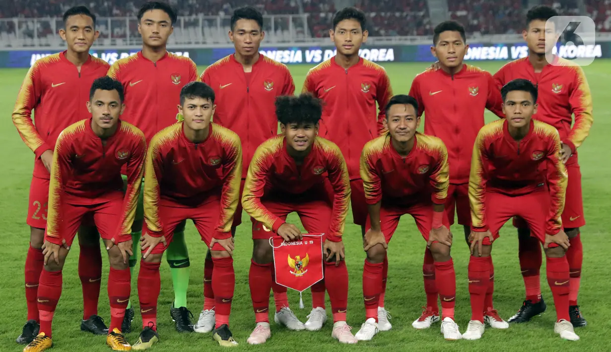 Pemain Timnas Indonesia U-19 berpose bersama jelang melawan Korea Utara pada kualifikasi Grup K Piala AFC U-19 2020 di Stadion Utama Gelora Bung Karno, Jakarta, Minggu (10/11/2019). Laga berakhir imbang 1-1. (Liputan6.com/Helmi Fithriansyah)