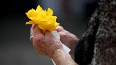 Seorang perempuan memegang bunga di Monumen Kemanusiaan Ground Zero bagi para korban untuk memperingati 20 tahun bom Bali yang menewaskan lebih dari 200 orang, di Kuta, Bali, Rabu (12/10/2022). Peristiwa Bom Bali I telah memasuki tahun ke-20. (SONNY TUMBELAKA / AFP )