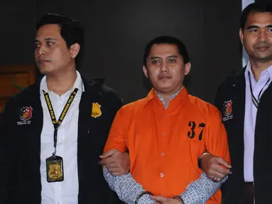 Tersangka kasus penipuan calon jemaah umroh, Andika Surachman diperlihatkan pihak kepolisian saat rilis di Bareskrim Mabes Polri, Jakarta, Selasa (22/8). Hingga kini, polisi telah menetapkan tiga tersangka kasus tersebut. (Liputan6.com/Helmi Fithriansyah)