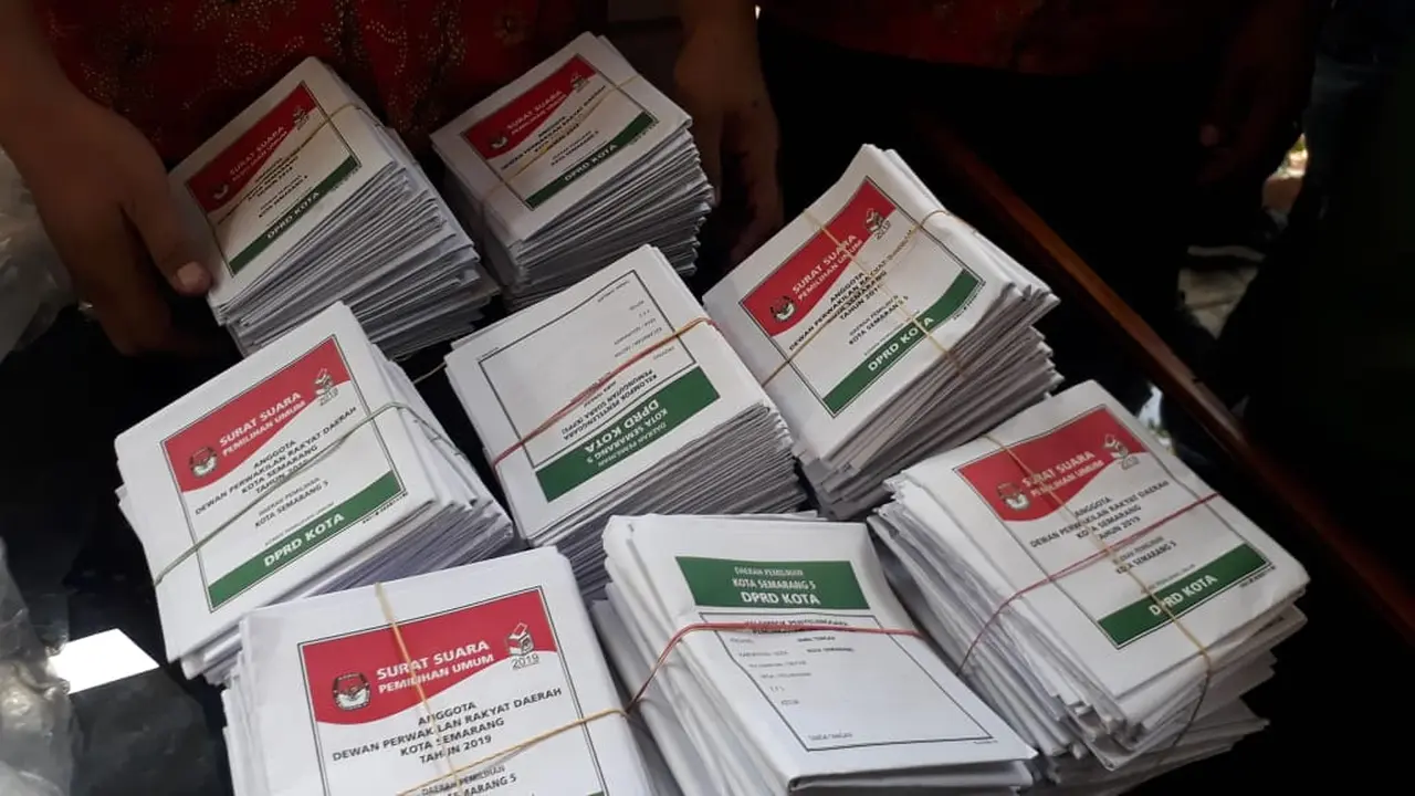 Surat suara di sejumlah TPS Kelurahan Kembangarum, Semarang Barat, tertukar dengan Dapil lain. (Foto: Liputan6.com/Felek Wahyu)