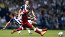 Pemain West Bromwich Albion, Salomon Rondon (kiri) menghalau bola dari kejaran pemain Liverpool, Danny Ings pada lanjutan Premier League di The Hawthorns, West Bromwich, (21/4/2018).  West Bromwich imbangi Liverpool 2-2. (Nigel French/PA via AP)