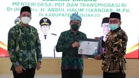 Menteri Desa PDTT, Abdul Halim Iskandar memberikan penghargaan kepada 73 Kepala Desa di Kabupaten Sidoarjo yang menyelesaikan pendataan SDGS Desa.