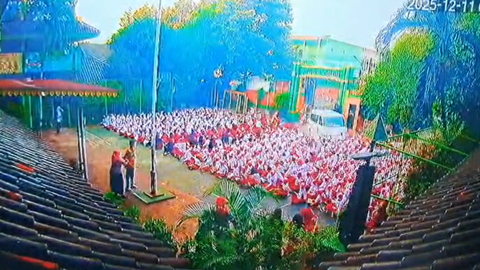 Detik-Detik Mobil MBG Tabrak Siswa SDN 01 Kalibaru Terekam CCTV, Sempat Terobos Pagar Tertutup