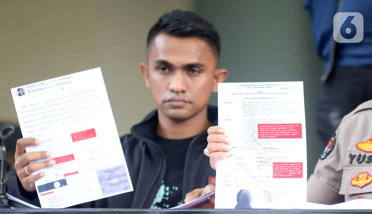 Petugas memperlihatkan barang bukti saat rilis kasus pencemaran nama baik terhadap Rektor Universitas Negeri Manado di Polda Metro Jaya, Jakarta, Selasa (18/2/2020). Kedua pelaku yakni FJR dan DSR mengunggah foto ijazah S3 sang rektor yang sudah diedit di media sosial. (merdeka.com/Imam Buhori)