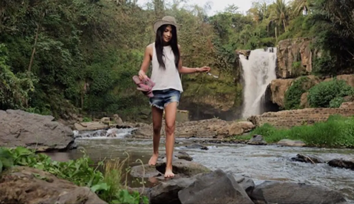 Keindahan alam  di Tegenungan Waterfall, Kemenuh, Gianyar, Bali, sepertinya mampu memikat sang Puteri Indonesia 2015. Wanita cantik ini terlihat sangat menikmati suasana alam. (via instagram/@anindyakputri)