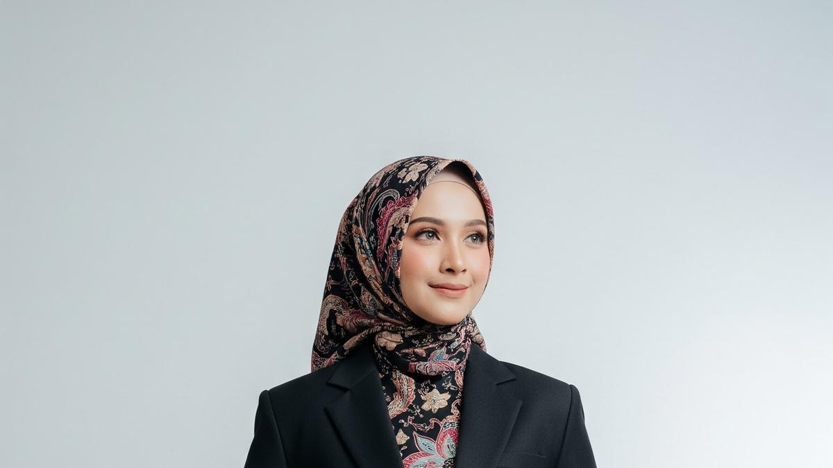 6 Model Gamis Batik Kombinasi Blazer Kantor yang Modis, Stylish untuk Wanita Karier