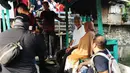 Ganjar juga menyempatkan berbincang dengan warga saat berada di atas getek saat mengunjungi Pasar Warakas. (merdeka.com/imam buhori)