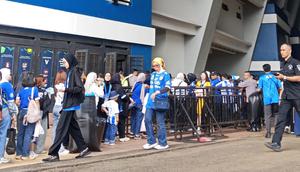 Meski pertandingan masih lama, ribuan Bobotoh sudah memadati area Stadion Gelora Bandung Api, Bandung. Tak ingin berdesak-desakan, sebagian memilih masuk ke stadion. Duel Persib melawan Persijap akan dilangsungkan Sabtu (23-5-2026) pukul 16.00 WIB. (Bola.com/Choki Sihotang)