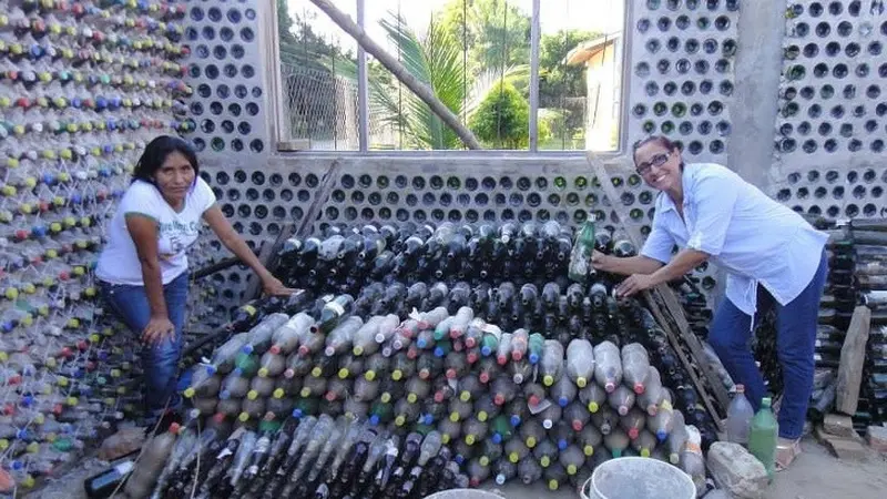 Rumah dari Botol Plastik Bekas