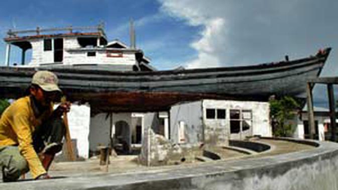 Pembangunan areal Monumen Kapal di atas rumah, di Lampulo, Banda Aceh, NAD. Pemda berupaya mengembangkan sisa bencana tsunami menjadi obyek wisata.(Antara)