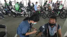 Mitra Gojek melakukan vaksinasi di sentra vaksinasi Indonesia Bangkit Rumah Sakit UI, Depok, Rabu (02/06/2021). Vaksinasi yang merupakan kerjasama dengan Pemerintah Kota Depok, Dinas Perhubungan, Dinas Kesehatan dan Rumah Sakit UI dan XL Axiata melibatkan ratusan mitra Gojek. (Liputan6.com/HO/Ading)
