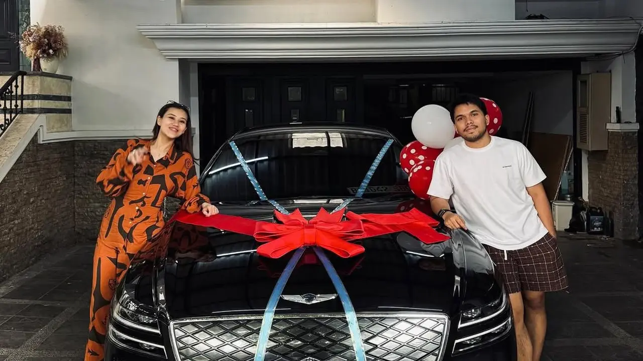 Gaya Aaliyah Massaid Berfoto di Depan Mobil Baru