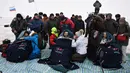 Kosmonot Rusia Alexander Misurkin (tengah) beserta astronot NASA Mark Vande Hei (kanan) dan Joe Acaba (kiri) beristirahat setelah mendarat di Kazakh, Zhezkazgan, Kazakhstan, Rabu (28/2). (Foto Alexander Nemenov/Pool Photo via AP)