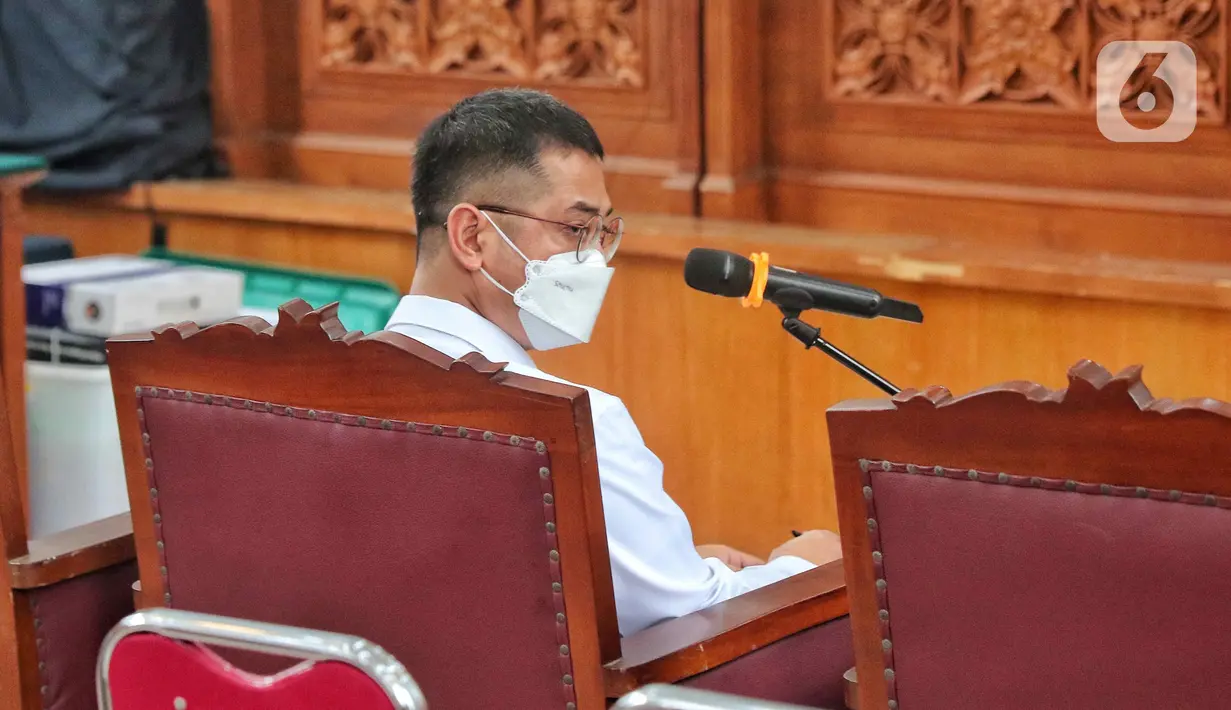 Terdakwa Irfan Widyanto memasuki ruangan sidang  dalam perkara  kasus merintangi penyidikan atau 'obstruction of justice' pembunuhan berencana terhadap Brigadir Nopriansyah Yosua Hutabarat atau Brigadir J di Pengadilan Negeri Jakarta Selatan, Kamis (10/11/2022). Irfan disangkakan terlibat perkara ini karena diduga menjadi kepanjangan tangan Ferdy Sambo dalam mengambil dan merusak CCTV di sekitar Komplek Polri. (Liputan6.com/Angga Yuniar)