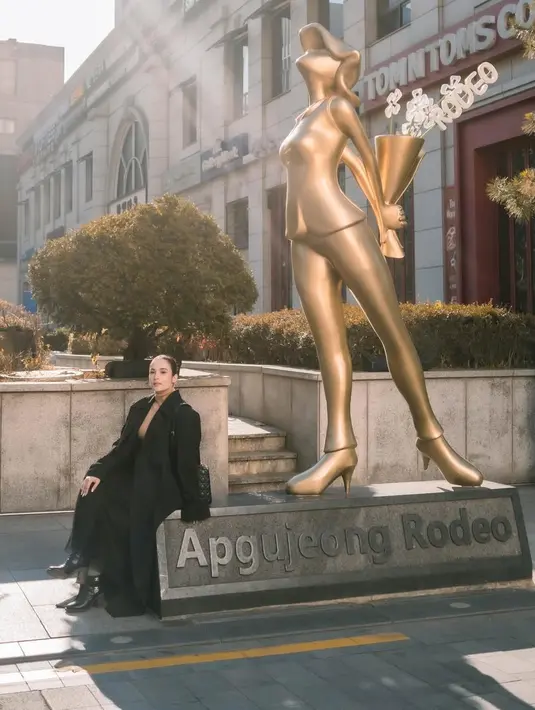 Penampilannya memukau tidak hanya karena elegansi, tetapi juga pesan kuat untuk terus membawa budaya Indonesia ke panggung dunia. [Foto:@wiinsoon].