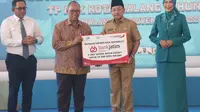 Penyerahkan motor CSR Bank Jatim kepada Wali Kota Malang Sutiaji. (Dian Kurniawan/Liputan6.com)