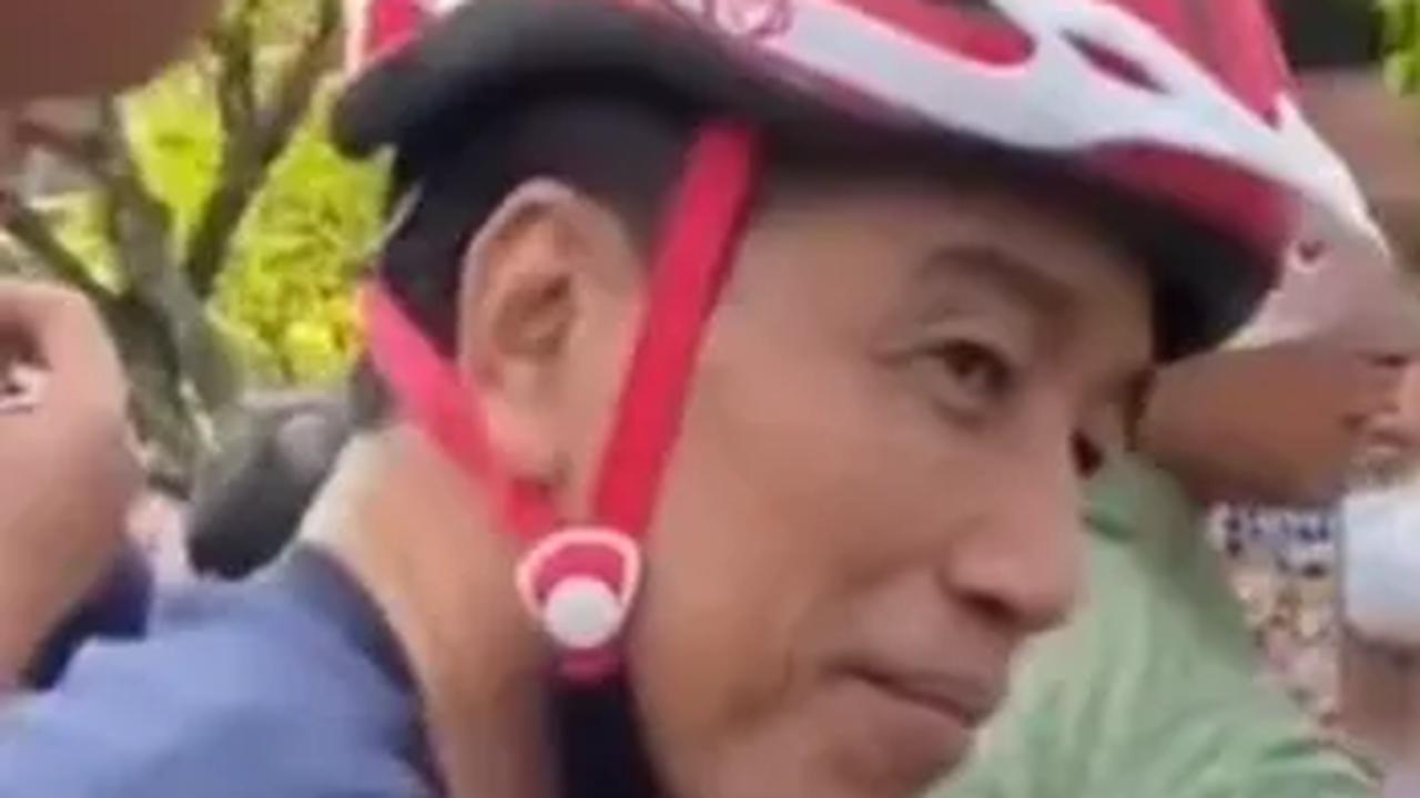 Mau Foto Bareng Jokowi, Kaki Wanita Ini Malah Terlindas Sepeda Paspampres