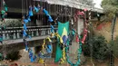 Aksi para pendaki profesional membuat cincin Olimpiade 2016 di Sao Paulo, Brasil (31/7). Aksi ini dilakukan untuk menyambut dan memeriahkan Olimpiade 2016. (REUTERS/Paulo Whitaker) 