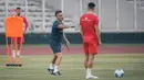 John Hedman tampak serius mengarahkan para pemain Timnas Indonesia pada sesi latihan terakhir jelang lawan Mozambik di Lapangan Madya, Senayan, Jakarta, pada Senin (8/6/2026). (Bola.com/Abdul Aziz)