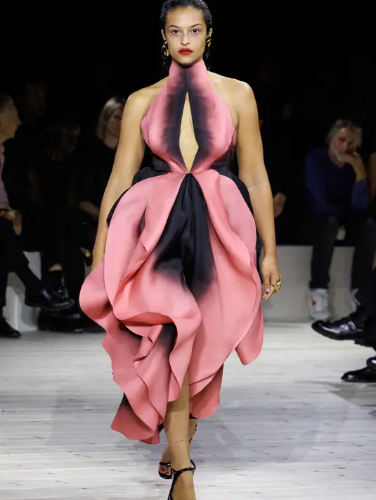 “Pertunjukan ini didedikasikan untuk mengenang Lee Alexander McQueen, yang keinginannya selalu memberdayakan perempuan, dan untuk semangat, bakat, dan kesetiaan tim saya,” ujar Burton [Dok/Alexander McQueen]