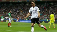 Gelandang Jerman, Leon Goretzka melakukan selebrasi usai mencetak gol keduanya ke gawang Meksiko pada pertandingan semifinal Piala Konfederasi 2017 di Stadion Fisht, Sochi, Rusia, (29/6). Jerman menang 4-1 atas Meksiko. (AP Photo/Thanassis Stavrakis)