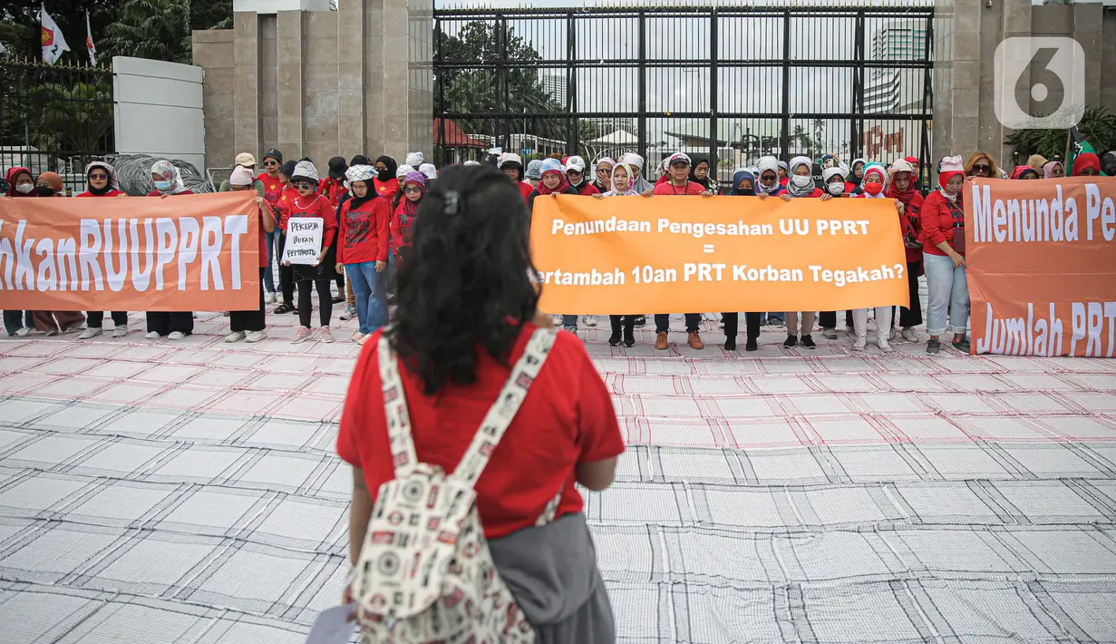 Sejumlah Pekerja Rumah Tangga (PRT) yang tergabung dalam Koalisi Sipil Untuk UU Perlindungan PRT melakukan aksi di depan Gedung DPR, Jakarta, Rabu (15/7/2023). Mereka mendesak Presiden dan Ketua DPR bersuara untuk mendukung pengesahan Undang-Undang Perlindungan Pekerja Rumah Tangga (RUU PPRT) guna menghentikan kekerasan dan praktek perbudakan modern terhadap ibu-ibu pekerja rumah tangga. (Liputan6.com/Faizal Fanani)