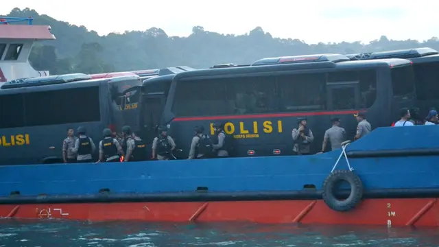 Pemindahan napi dan tahanan terorisme dari Mako Brimob ke Lapas Nusakambangan. (Foto: Liputan6.com/Muhamad Ridlo)