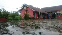 Tak hanya hujan es, Sukabumi juga diterjang angin topan sehingga sejumlah bangunan rusak. (Liputan6.com/Mulvi Mohammad)
